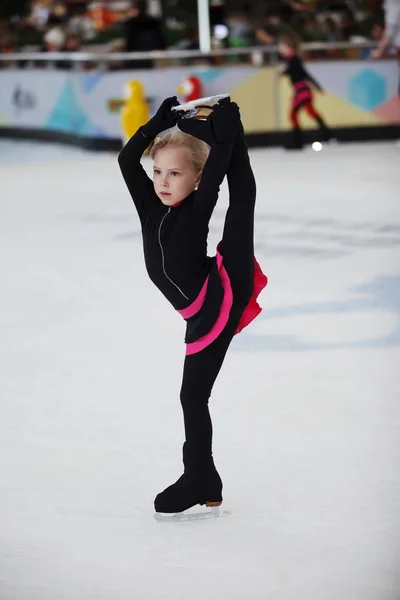 Joyeux beau jeune fille patinage artistique . — Photo