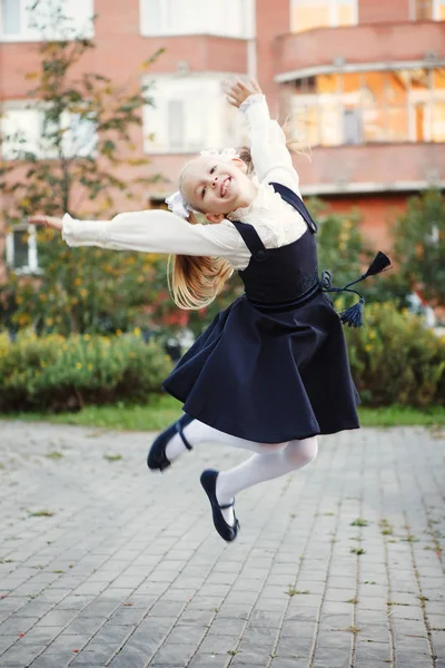 Красива усміхнена дівчина біжить у парку. Сонце, щастя, веселощі, волосся, радість . — стокове фото
