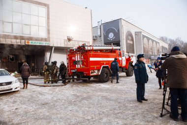Yanan alışveriş merkezi. Duman ve imha.