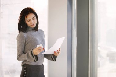 İş kadını ile smartphone mektubu okur