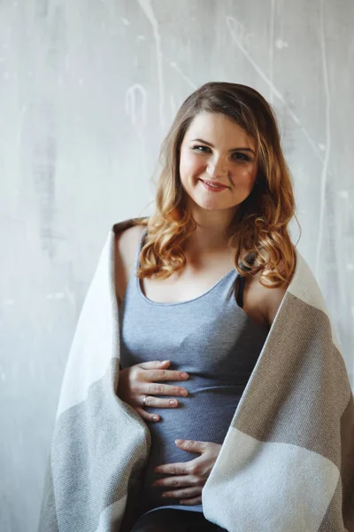 Mulher grávida feliz no estúdio . — Fotografia de Stock