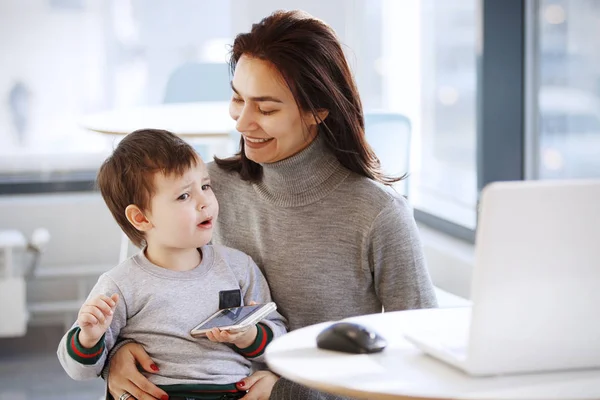 Femme d'affaires avec un enfant au bureau — Photo