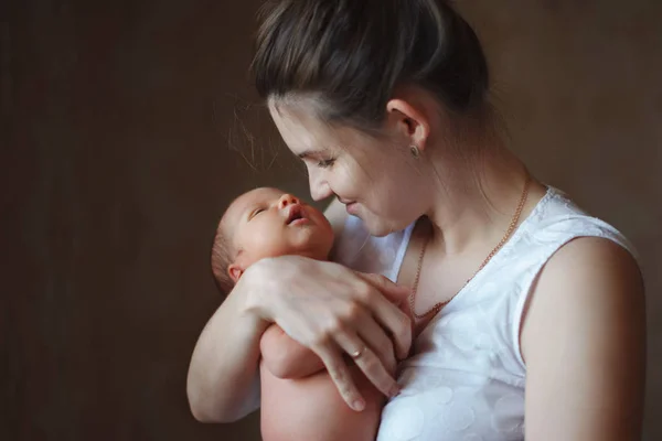 Bella donna che tiene un neonato tra le braccia — Foto Stock