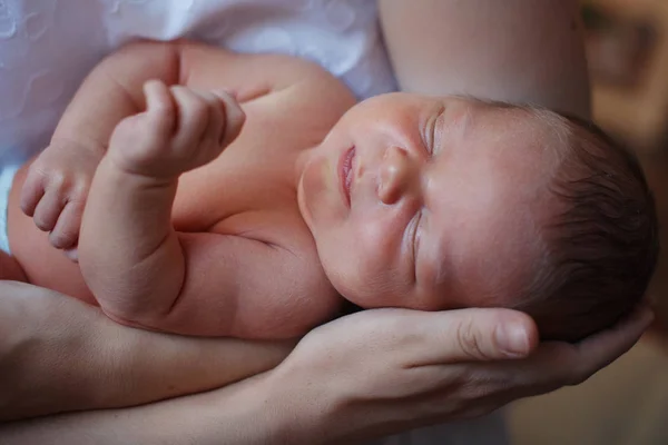 Sleeping baby in mom 's hands — стоковое фото