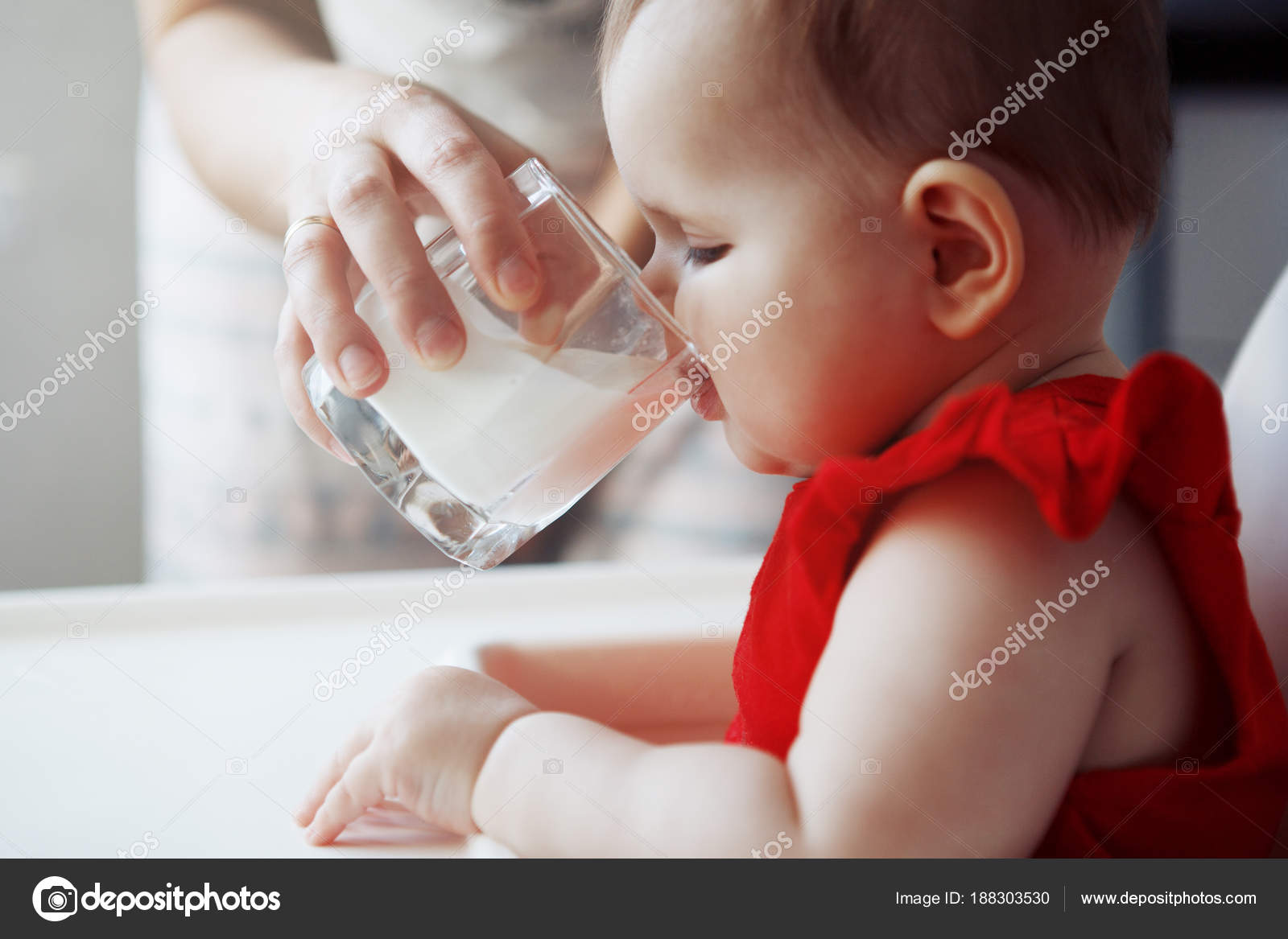 Bebe Dans Une Robe Rouge Est Assis Sur Une Chaise D Enfant Image Libre De Droit Par Vorobevaola C