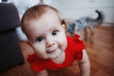 Kırmızı elbiseli bir şirin bir bebek