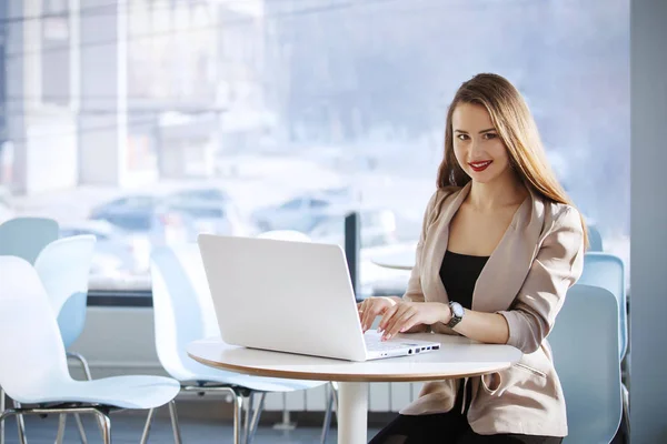 Zakenvrouw in het bureau zitten en werken met laptop — Stockfoto