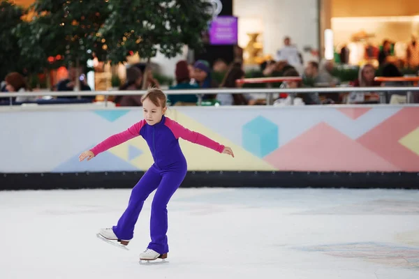 Joyeux beau jeune fille patinage artistique . — Photo