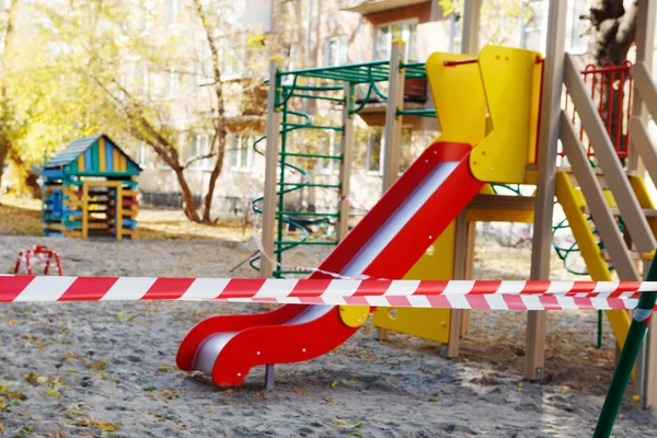 Farbenfroher leerer Spielplatz an einer Polizeikette — Stockfoto