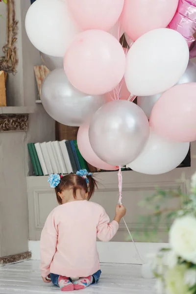 Niza, linda chica en el estudio con globos rosas — Foto de Stock