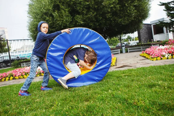 Kisgyermekek csoport szórakozni a játszótéren. Játék Fuss, versenyezni a parkban — Stock Fotó