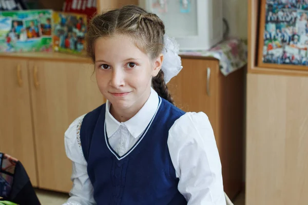 Belle écolière à un bureau pendant les vacances. Obtient l'éducation à l'école primaire — Photo