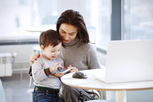 Femme d'affaires avec un enfant au bureau — Photo