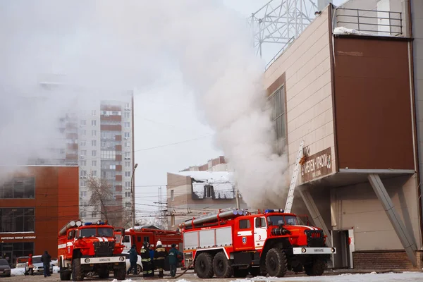Un centre commercial en feu. Fumée et destruction . — Photo