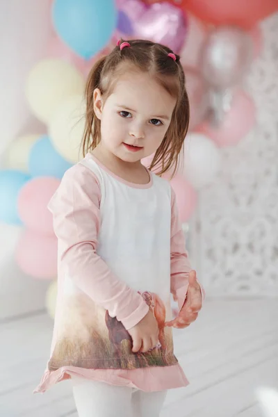 Menina agradável, bonito no estúdio com balões rosa — Fotografia de Stock
