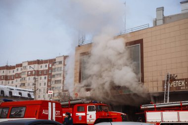 Yanan alışveriş merkezi. Duman ve imha.