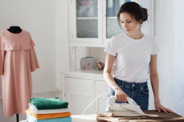 Güzel bir kız elbise Ütü