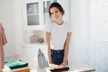 Genç bir T-shirt ve kot pantolon güzel kadın