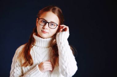 Genç tatlı kız kapalı