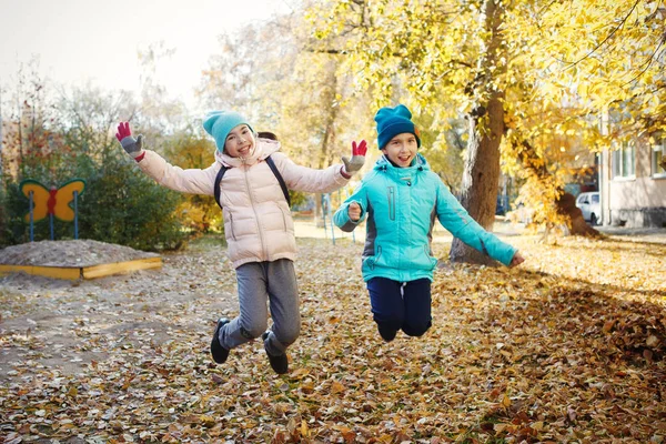 Dzieci wspaniale spędzą skoki jesienią Park — Zdjęcie stockowe