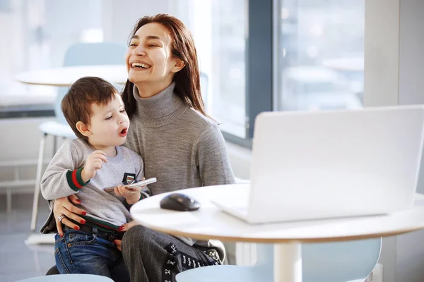 Femme d'affaires avec un enfant au bureau — Photo