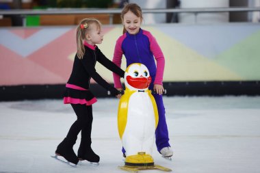İki mutlu güzel genç kız Artistik Patinaj.
