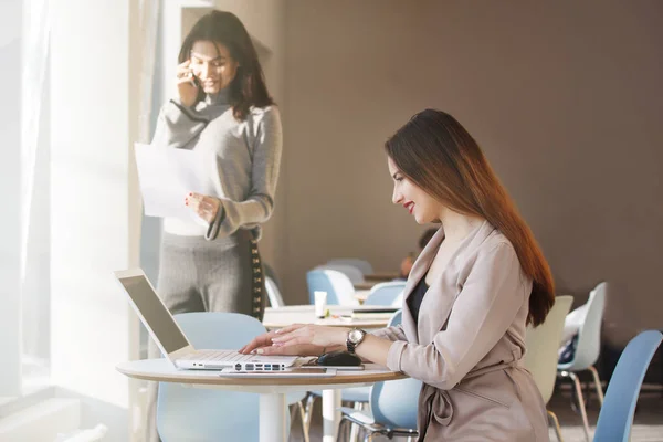 Twee zakelijke vrouwen werken op kantoor — Stockfoto