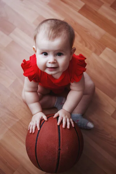 Мила дитина в червоній сукні — стокове фото