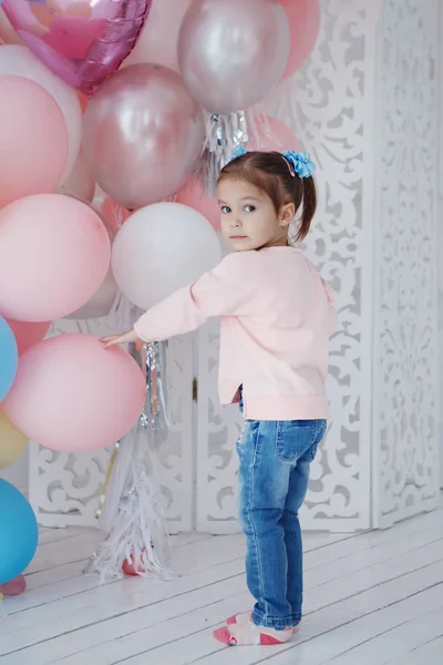 Güzel, sevimli kız pembe balonlu Studio — Stok fotoğraf