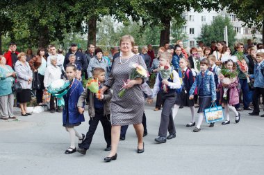 Çocuklar topları ve çiçeklerle tatil için 1 Eylül. Novosibirsk, Rusya Federasyonu. 2017.09.01
