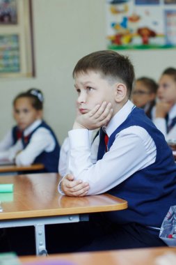 Bir tatil bir masada güzel okul çocuk. İlköğretim okulunda eğitim alır