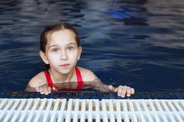 Mavi su ile bir havuzda bir genç kız