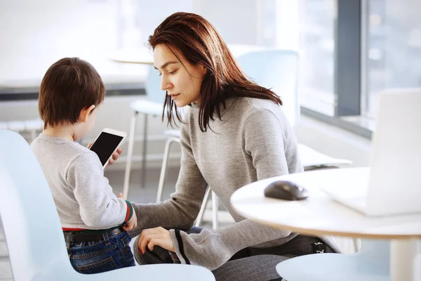 Femme d'affaires avec un enfant au bureau — Photo