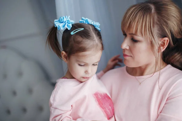 Jovem mulher bonito com uma filha em roupas rosa. Close-up . — Fotografia de Stock