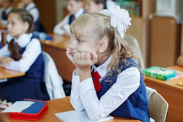 Bela criança de escola em uma mesa em umas férias. Obtém educação na escola primária Imagens Royalty-Free