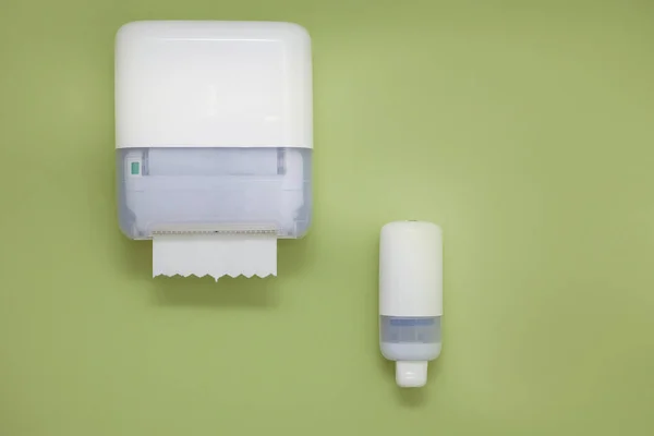 Productos de higiene de manos Dispensadores para jabón y toallas en inodoros públicos Imagen de stock