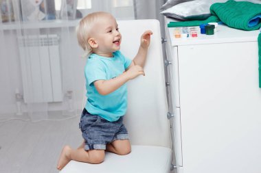 Sarışın ve mavi gözlü sevimli çocuk