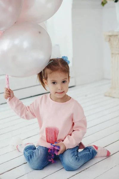 Niza, linda chica en el estudio con globos rosas — Foto de Stock