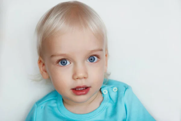 Sarışın ve mavi gözlü sevimli çocuk — Stok fotoğraf