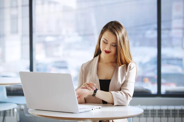 Zakenvrouw in het bureau zitten en werken met laptop — Stockfoto