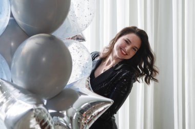 genç kadın bir sürü balonlar.