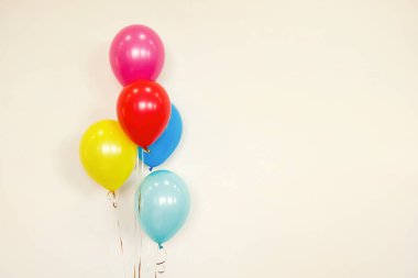 Beyaz renkli balonlar.