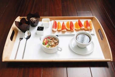 Bir ahşap tepsi üzerinde Servis Kahvaltı.