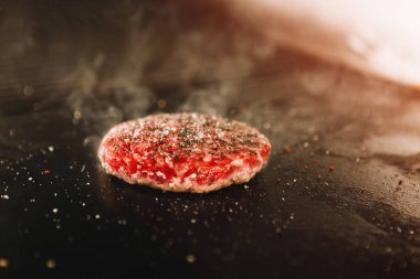 Aşçı bir hamburger hazırlar..