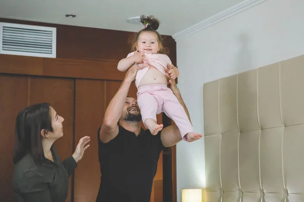 Homem, mulher e menina no quarto de hotel . — Fotografia de Stock