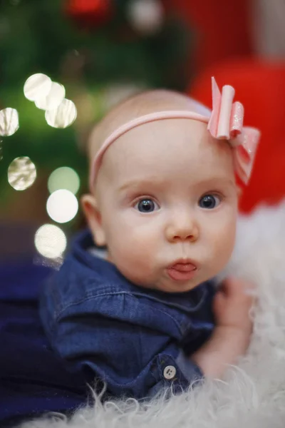 Szép kis baba ünnepli a karácsonyt. Újévi ünnepek. — Stock Fotó