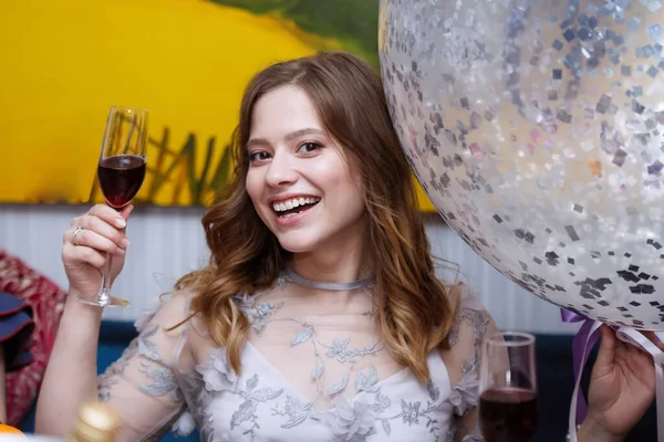 Frau mit einem Glas Wein. — Stockfoto