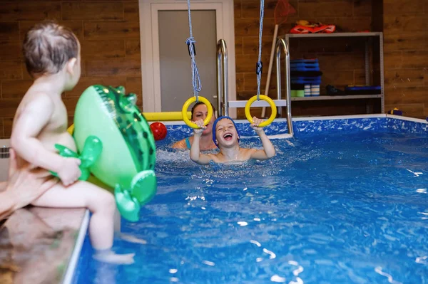 Weibchen und Kind schwimmen im Wasserbecken. — Stockfoto