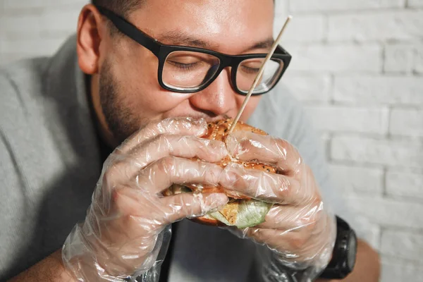 Man eet hamburger — Stockfoto