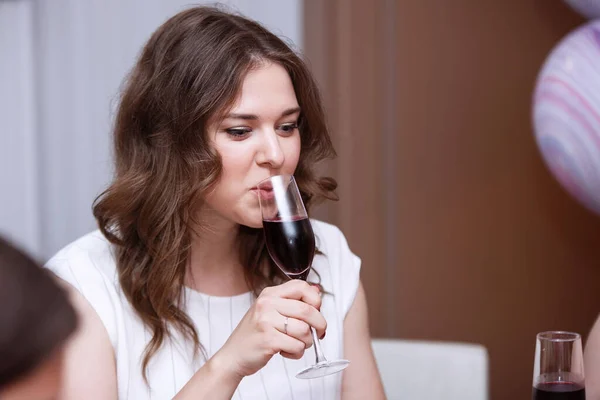 Portrait of a woman with glasses of wine. — Stockfoto